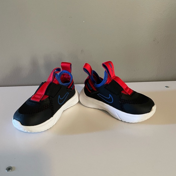 Nike Toddler Black and Red Shoes. Size 5 - Picture 5 of 11